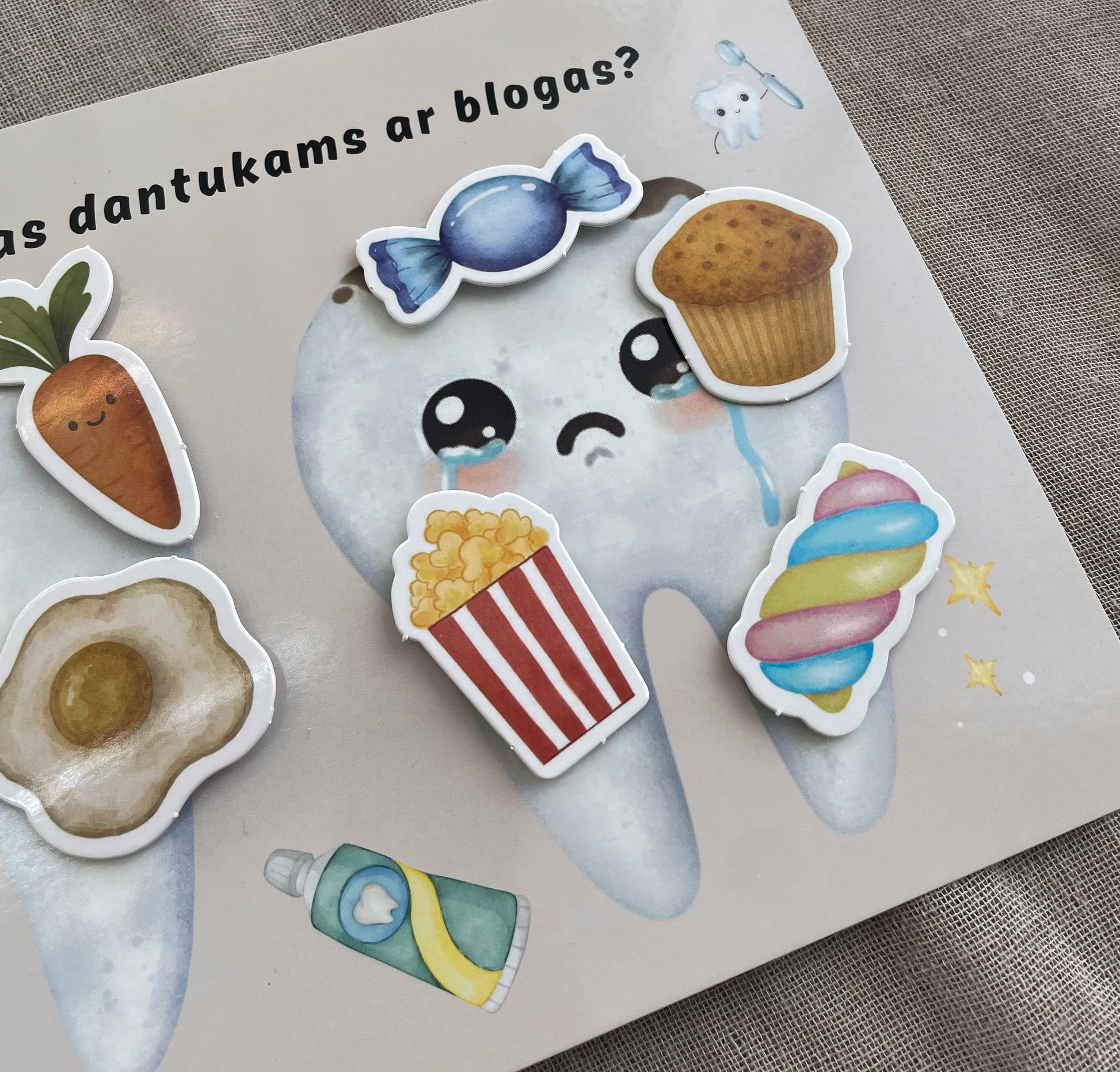 Lavinamoji knygelė, veiklos knygelė, daugkartiniai lipdukai, edukaciniai žaislai, spalvų rūšiavimas, gyvūnų pažinimas, ryto vakaro rutina, dovana vaikui, velcro žaidimai