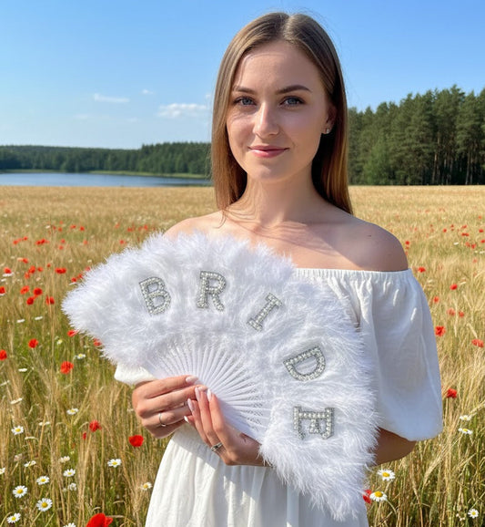 Elegantiška balta nuotakos vėduoklė su perlais ir plunksnomis vestuvių fotosesijai