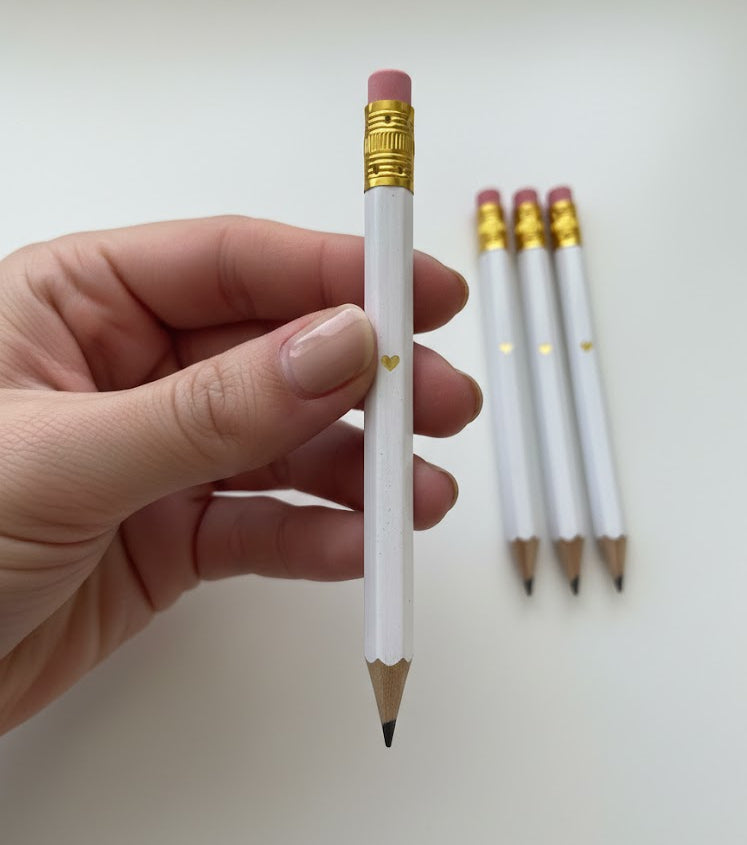 Baltas pieštukas su auksine širdele ir trintuku – estetiškas priedas mergvakario žaidimams, krikštynoms ir švenčių palinkėjimų kortelėms pildyti