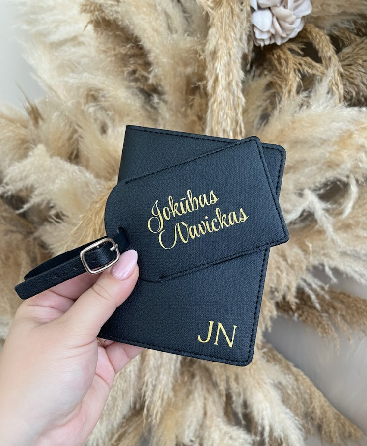 Prabangus rankų darbo paso dėklas ir bagažo žyma su Jūsų vardu. Ideali dovana gimtadieniui ar pamergėms. Keliaukite stilingai su Jums sukurtu aksesuaru