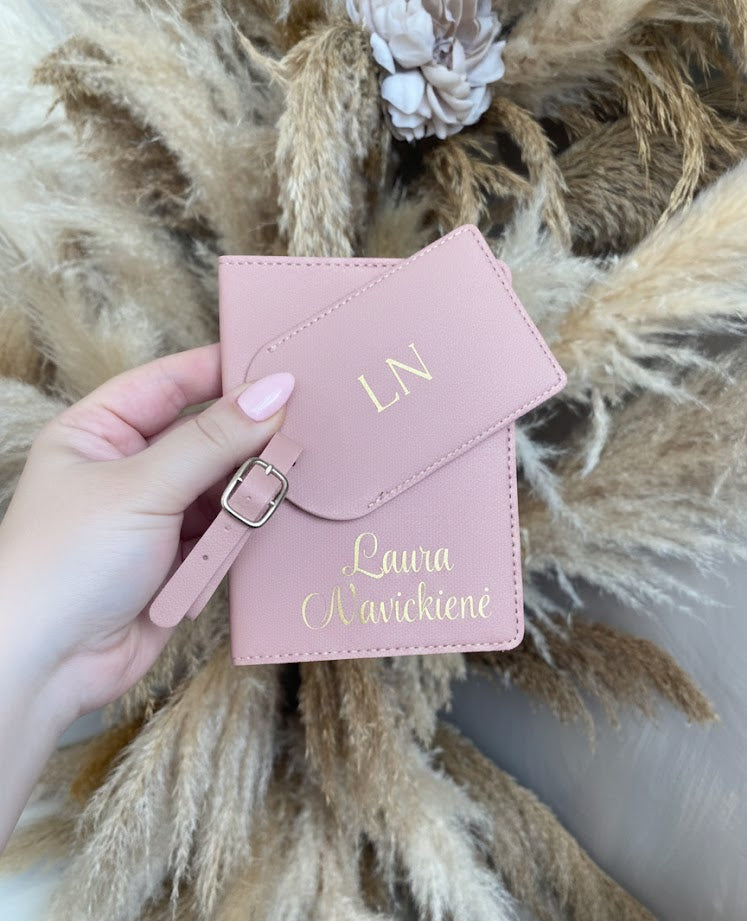 Prabangus rankų darbo paso dėklas ir bagažo žyma su Jūsų vardu. Ideali dovana gimtadieniui ar pamergėms. Keliaukite stilingai su Jums sukurtu aksesuaru